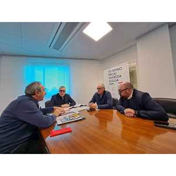 Una fase dell'incontro svoltosi a Udine tra l'assessore regionale al Turismo Sergio Emidio Bini e il sindaco di Ovaro - Una fase dell'incontro svoltosi a Udine tra l'assessore regionale al Turismo Sergio Emidio Bini e il sindaco di Ovaro