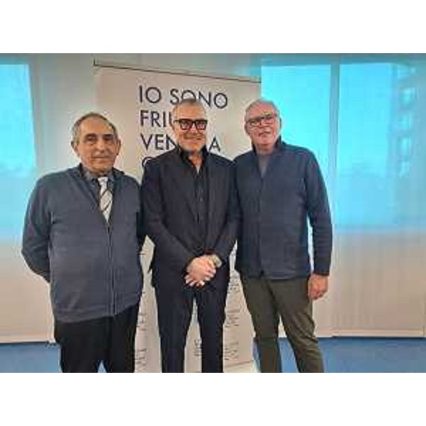 L'assessore regionale Sergio Emidio Bini (al centro), il sindaco di Ovaro Lino Not (a sinistta) e il project manager delle tappe del Giro d'Italia in Friuli Venezia Giulia Paolo Urbani (a destra) - L'assessore regionale Sergio Emidio Bini (al centro), il sindaco di Ovaro Lino Not (a sinistta) e il project manager delle tappe del Giro d'Italia in Friuli Venezia Giulia Paolo Urbani (a destra) 