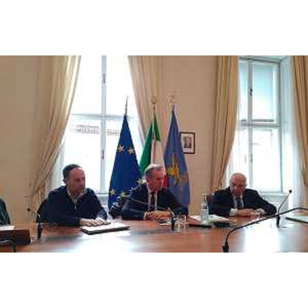 Un momento dell'incontro. Alla sinistra dell'assessore alla Difesa dell'Ambiente Fabio Scoccimarro, il sindaco di Trieste Roberto Dipiazza. - Un momento dell'incontro. Alla sinistra dell'assessore alla Difesa dell'Ambiente Fabio Scoccimarro, il sindaco di Trieste Roberto Dipiazza.