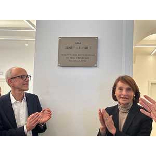 Il figlio del presidente Biasutti, Stefano e la moglie Maddalena con la targa svelata nel Palazzo della Giunta regionale - Il figlio del presidente Biasutti, Stefano e la moglie Maddalena con la targa svelata nel Palazzo della Giunta regionale