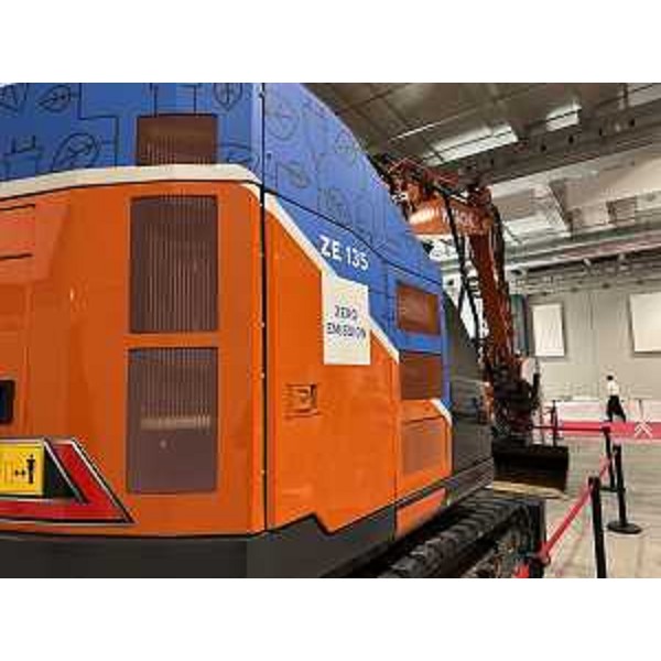 Uno degli escavatori elettrici utilizzati durante i test iniziati il 14 ottobre 2024 - Uno degli escavatori elettrici utilizzati durante i test iniziati il 14 ottobre 2024