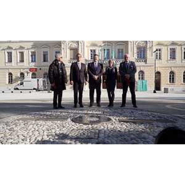 L'assessore regionale alle Finanze Barbara Zilli nella piazza Transalpina - L'assessore regionale alle Finanze Barbara Zilli nella piazza Transalpina