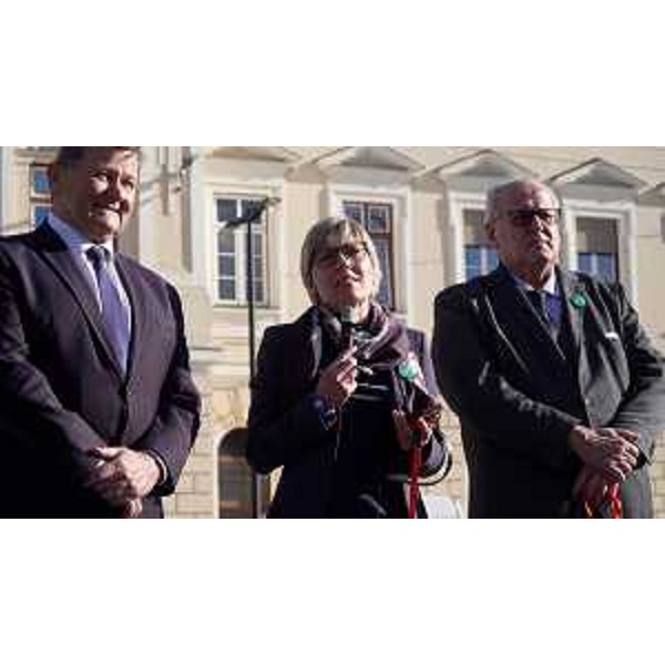 L'assessore regionale alle Finanze Barbara Zilli nella piazza Transalpina - L'assessore regionale alle Finanze Barbara Zilli nella piazza Transalpina