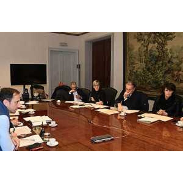 Un momento della seduta della Giunta regionale che si è riunita oggi a Trieste. Prima a destra lassessore allIstruzione Alessia Rosolen. - Un momento della seduta della Giunta regionale che si è riunita oggi a Trieste. Prima a destra lassessore allIstruzione Alessia Rosolen.