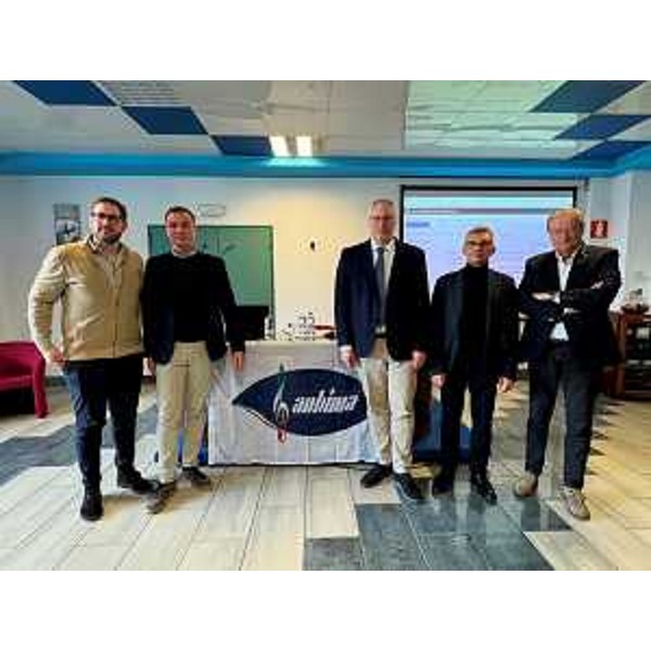 Foto di gruppo al convegno "La rete Anbima Friuli Venezia Giulia" a Lignano Sabbiadoro. Da destra: Luchin Marco, Mattia Mestroni, il presidente del Consiglio regionale Mauro Bordin, Pasquale Moro e Eugenio Boldarino - Foto di gruppo al convegno "La rete Anbima Friuli Venezia Giulia" a Lignano Sabbiadoro. Da destra: Luchin Marco, Mattia Mestroni, il presidente del Consiglio regionale Mauro Bordin, Pasquale Moro e Eugenio Boldarino
