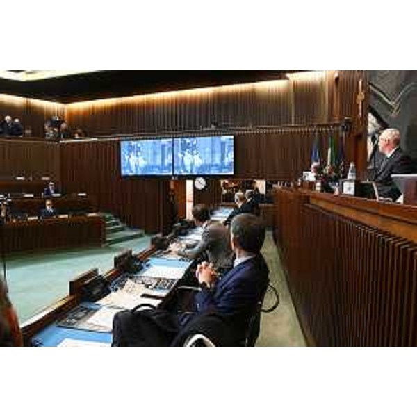 L'Aula durante la proiezione del filmato sui campi di concentramento nazisti - L'Aula durante la proiezione del filmato sui campi di concentramento nazisti