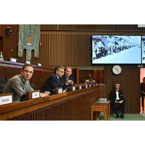 La proiezione del filmato sugli orrori della Shoah - La proiezione del filmato sugli orrori della Shoah