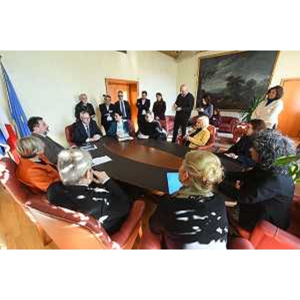 La consegna della petizione sulle liste d'attesa al preesidente del Cr Fvg, Mauro Bordin - La consegna della petizione sulle liste d'attesa al preesidente del Cr Fvg, Mauro Bordin