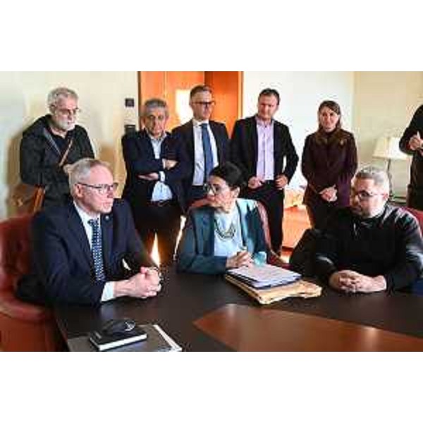 Un momento della consegna della petizione nel salottino del presidente Bordin - Un momento della consegna della petizione nel salottino del presidente Bordin