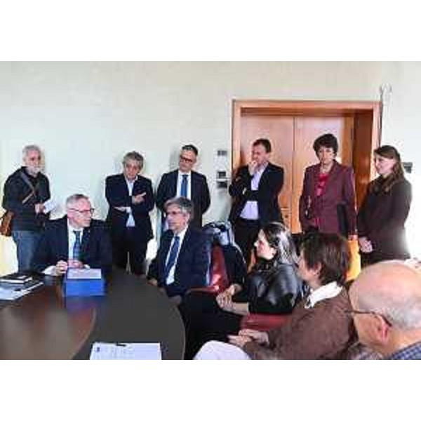 La consegna della petizione sul no al collegamento stradale Cimpello-Sequals-Gemona al presidente del Cr Fvg, Mauro Bordin - La consegna della petizione sul no al collegamento stradale Cimpello-Sequals-Gemona al presidente del Cr Fvg, Mauro Bordin