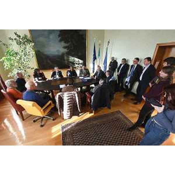 Oltre 14mila firme nella petizione contro la Cimpello-Sequals consegnata a Bordin alla presenza di molti consiglieri regionali - Oltre 14mila firme nella petizione contro la Cimpello-Sequals consegnata a Bordin alla presenza di molti consiglieri regionali