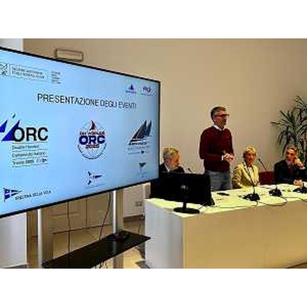 L'assessore Roberti alla conferenza stampa di presentazione dei campionati italiani e mondiali di vela in programma a Trieste e Monfalcone nel 2025 - L'assessore Roberti alla conferenza stampa di presentazione dei campionati italiani e mondiali di vela in programma a Trieste e Monfalcone nel 2025