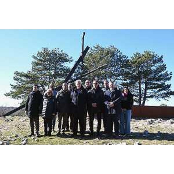 Foto di gruppo della V Commissione in visita alla Foiba di Basovizza - Foto di gruppo della V Commissione in visita alla Foiba di Basovizza