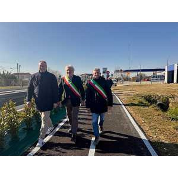 Il presidente Bordin (primo da sinistra nella foto) accanto ai sindaci Del Frate e Monticcolo - Il presidente Bordin (primo da sinistra nella foto) accanto ai sindaci Del Frate e Monticcolo