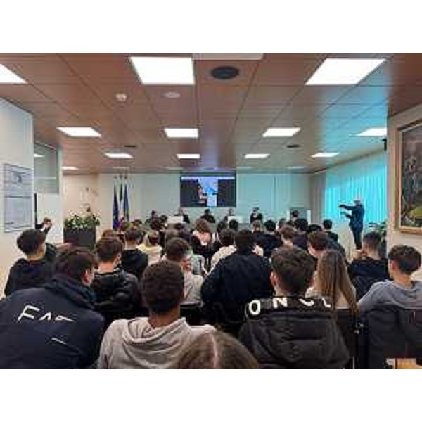 Un momento dell'incontro a Udine con il campio di salto in alto, Javier Sotomayor. - Un momento dell'incontro a Udine con il campio di salto in alto, Javier Sotomayor.