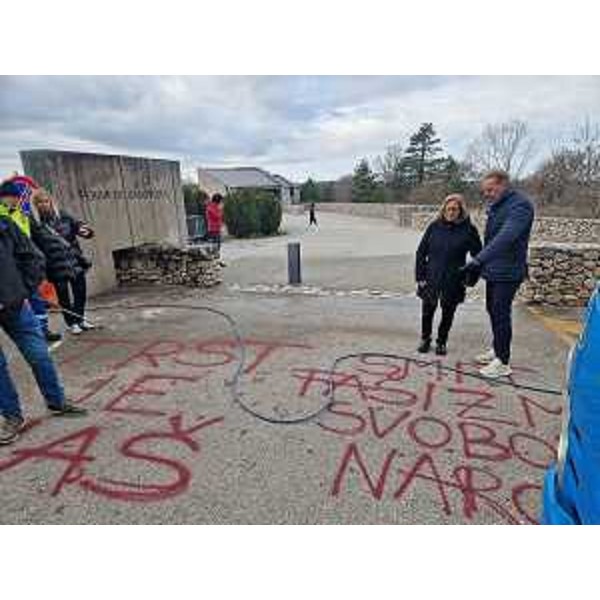 Le scritte rinvenute oggi a Basovizza, durante la cerimonia a cui hanno preso parte l'assessore regionale per la Difesa dell'Ambiente Fabio Scoccimarro e il sottosegretario all'Istruzione Paola Frassinetti - Le scritte rinvenute oggi a Basovizza, durante la cerimonia a cui hanno preso parte l'assessore regionale per la Difesa dell'Ambiente Fabio Scoccimarro e il sottosegretario all'Istruzione Paola Frassinetti