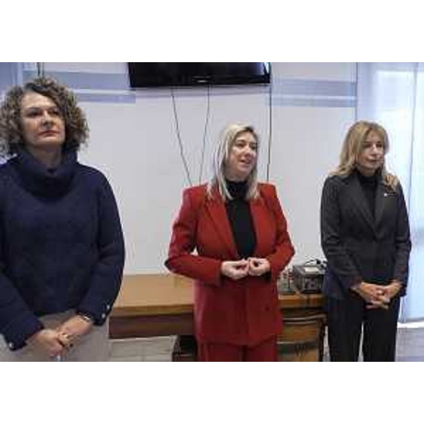 L'assessore alle Infrastrutture Cristina Amirante (al centro), la presidente di Apt Gorizia Caterina Belletti (a destra) e il direttore regionale di Trenitalia Elisa Nannetti (a sinistra). - L'assessore alle Infrastrutture Cristina Amirante (al centro), la presidente di Apt Gorizia Caterina Belletti (a destra) e il direttore regionale di Trenitalia Elisa Nannetti (a sinistra).