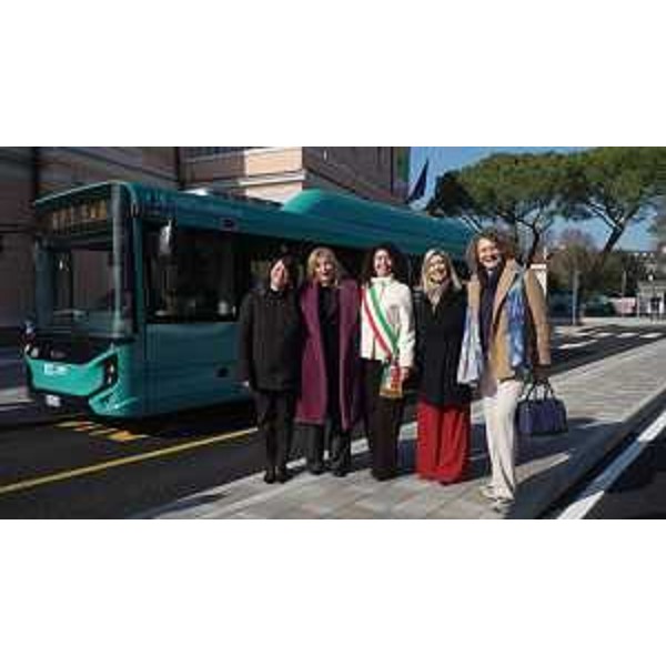 L'assessore regionale alle Infrastrutture e trasporti Cristina Amirante (seconda da destra) al taglio del nastro della stazione ferroviaria di Gorizia, assieme all'assessore comunale di Gorizia ai Lavori pubblici Sarah Filisetti (al centro), della presidente di Apt Gorizia e componente del cda di Ferrovie dello Stato Caterina Belletti (seconda da sinistra) e del direttore regionale di Trenitalia Elisa Nannetti (prima da destra). - L'assessore regionale alle Infrastrutture e trasporti Cristina Amirante (seconda da destra) al taglio del nastro della stazione ferroviaria di Gorizia, assieme all'assessore comunale di Gorizia ai Lavori pubblici Sarah Filisetti (al centro), della presidente di Apt Gorizia e componente del cda di Ferrovie dello Stato Caterina Belletti (seconda da sinistra) e del direttore regionale di Trenitalia Elisa Nannetti (prima da destra).