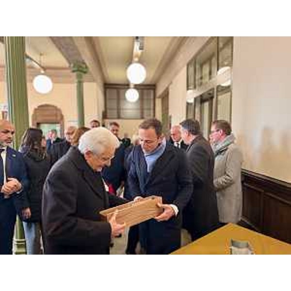 La consegna da parte del governatore della Regione Massimiliano Fedriga dell'opera dell'aertista Celiberti nelle mani del Presidente della Repubblica Sergio Mattarella - La consegna da parte del governatore della Regione Massimiliano Fedriga dell'opera dell'aertista Celiberti nelle mani del Presidente della Repubblica Sergio Mattarella