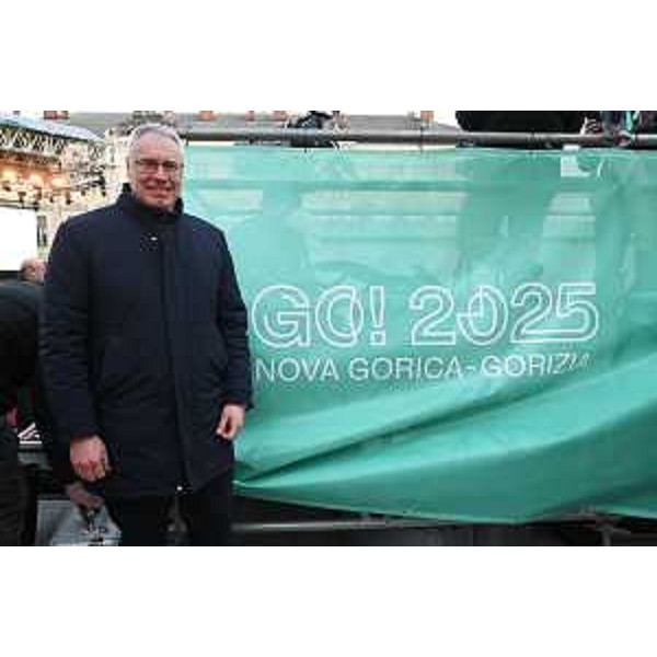 Il presidente Bordin davanti al vessillo di GO!2025 - Il presidente Bordin davanti al vessillo di GO!2025