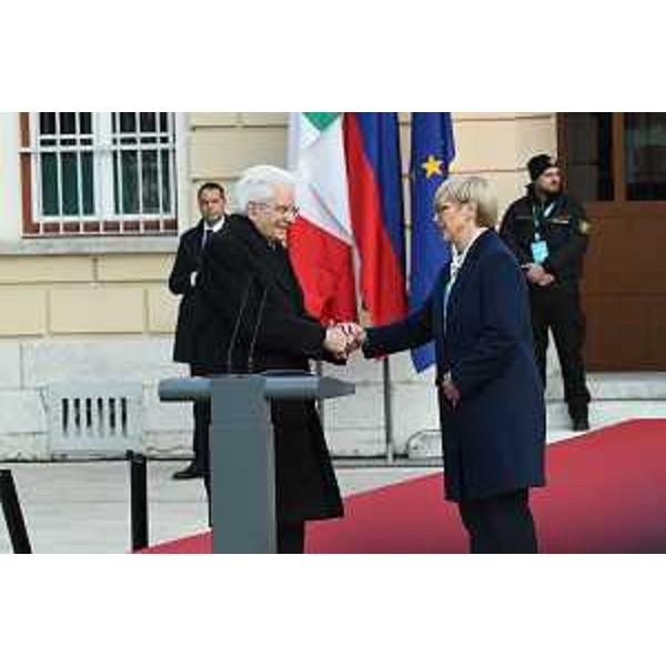 La stretta di mano tra il presidente della Repubblica Sergio Mattarella e la presidente slovena Natasa Pirc Musar - La stretta di mano tra il presidente della Repubblica Sergio Mattarella e la presidente slovena Natasa Pirc Musar