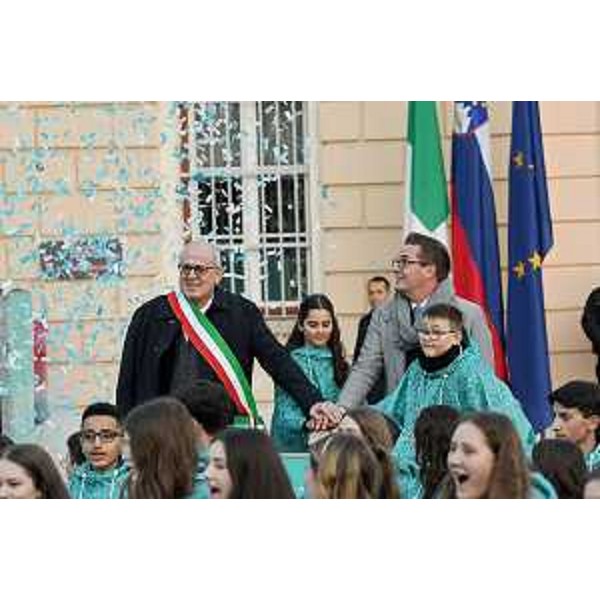 I sindaci Rodolfo Ziberna (a sinistra nella foto) e Samo Turel danno il simbolico via alla Capitale europea della cultura - I sindaci Rodolfo Ziberna (a sinistra nella foto) e Samo Turel danno il simbolico via alla Capitale europea della cultura