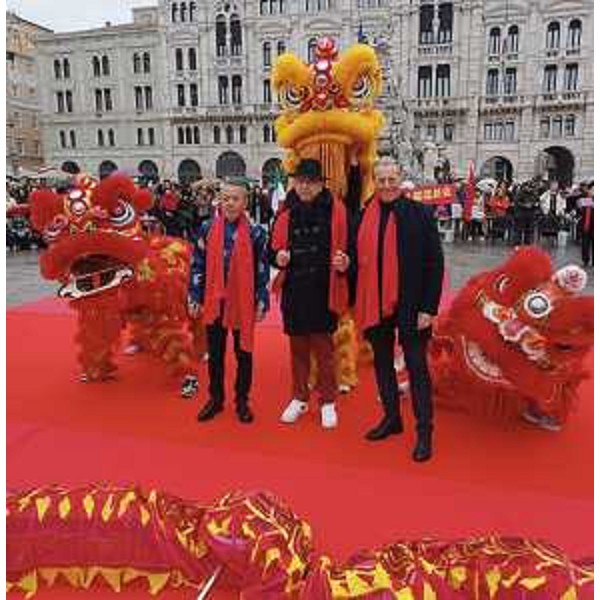 L'assessore alla Difesa dell'ambiente Fabio Scoccimarro in Piazza Unità d'Italia assieme al sindaco di Trieste Roberto Dipiazza e a Zhang Yijin, presidente dell'Associazione Cinese triestina - L'assessore alla Difesa dell'ambiente Fabio Scoccimarro in Piazza Unità d'Italia assieme al sindaco di Trieste Roberto Dipiazza e a Zhang Yijin, presidente dell'Associazione Cinese triestina