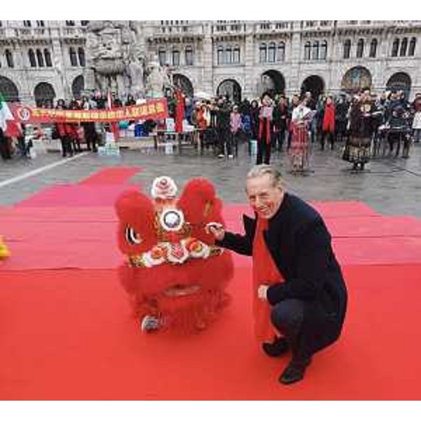 L'assessore alla Difesa dell'ambiente Fabio Scoccimarro in Piazza Unità d'Italia per il Capodanno cinese - L'assessore alla Difesa dell'ambiente Fabio Scoccimarro in Piazza Unità d'Italia per il Capodanno cinese
