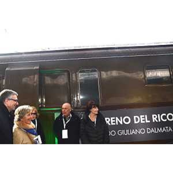 L'assessore regionale all'Istruzione Alessia Rosolen in stazione a Trieste alla tappa del Treno del Ricordo - L'assessore regionale all'Istruzione Alessia Rosolen in stazione a Trieste alla tappa del Treno del Ricordo