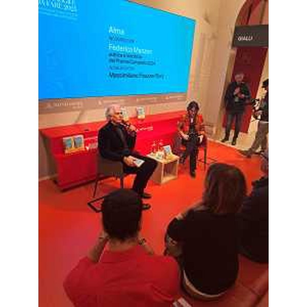 Un momento del dialogo tra Finnazzer Flory e Federica Manzon - Un momento del dialogo tra Finnazzer Flory e Federica Manzon