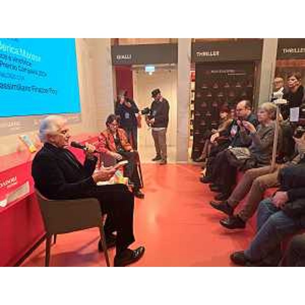 Un momento del dialogo tra Finnazzer Flory e Federica Manzon - Un momento del dialogo tra Finnazzer Flory e Federica Manzon