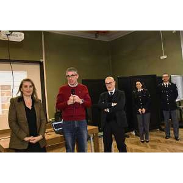 L'assessore Pierpaolo Roberti, il questore Pietro Ostuni e la dirigente scolastica Raffella Cervetti al Safer Internet Day - L'assessore Pierpaolo Roberti, il questore Pietro Ostuni e la dirigente scolastica Raffella Cervetti al Safer Internet Day