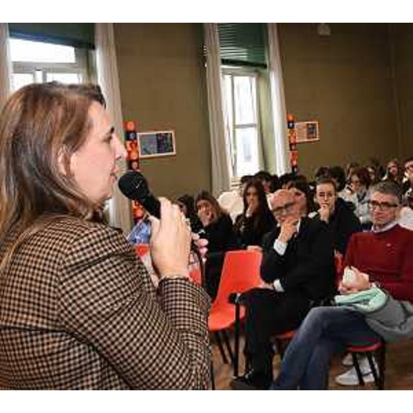 L'assessore Pierpaolo Roberti, il questore Pietro Ostuni e la dirigente scolastica Raffella Cervetti al Safer Internet Day - L'assessore Pierpaolo Roberti, il questore Pietro Ostuni e la dirigente scolastica Raffella Cervetti al Safer Internet Day