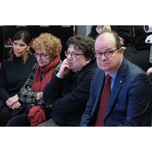 Il vicegovernatore Mario Anzil insieme all'ex assessore regionale alla Cultura Tiziana Gibelli durante l'incontro ospitato alla Galleria Monadadori di Milano - Il vicegovernatore Mario Anzil insieme all'ex assessore regionale alla Cultura Tiziana Gibelli durante l'incontro ospitato alla Galleria Monadadori di Milano