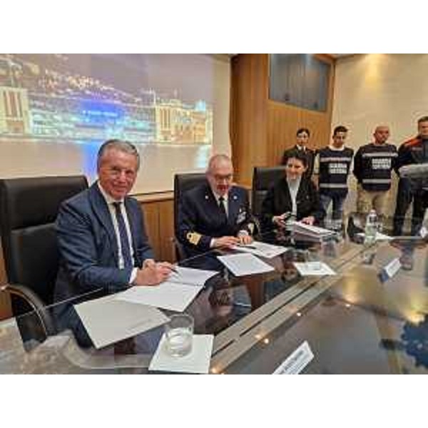 L'assessore alla Difesa dell'ambiente Fabio Scoccimarro mentre firma il protocollo. - L'assessore alla Difesa dell'ambiente Fabio Scoccimarro mentre firma il protocollo.