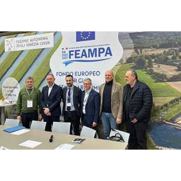 L'assessore regionale Stefano Zannier (terzo da destra) insieme ai presidenti dei vari Galpa presenti al convegno svoltosi in Fiera a Pordenone - L'assessore regionale Stefano Zannier (terzo da destra) insieme ai presidenti dei vari Galpa presenti al convegno svoltosi in Fiera a Pordenone