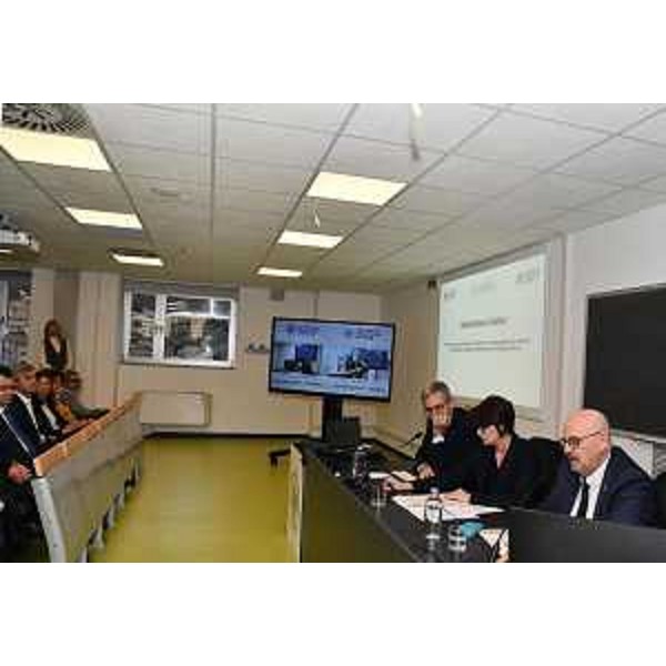 Gli assessori alla Ricerca Alessia Rosolen e ai Sistemi informativi Sebastiano Callari alla presentazione della connessione quantistica in fibra ottica tra le Università di Trieste e Udine. - Gli assessori alla Ricerca Alessia Rosolen e ai Sistemi informativi Sebastiano Callari alla presentazione della connessione quantistica in fibra ottica tra le Università di Trieste e Udine.