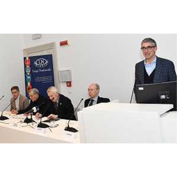 L'assessore Roberti nel corso del suo intervento - L'assessore Roberti nel corso del suo intervento