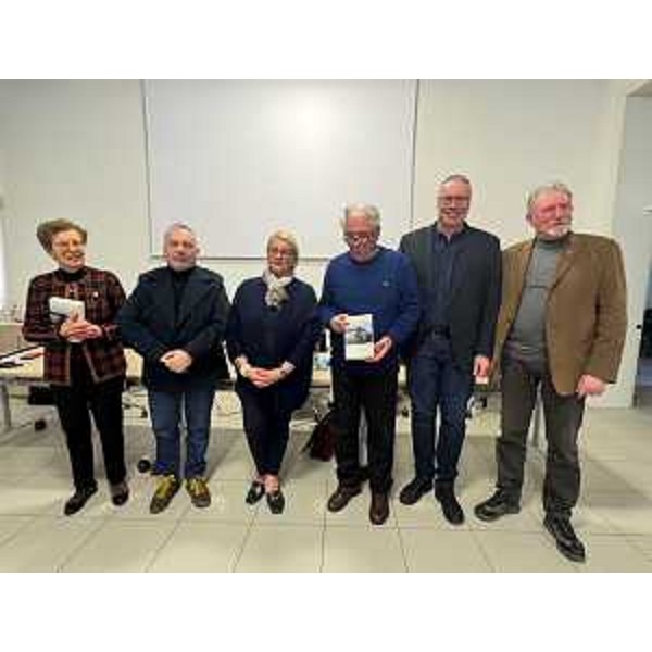 Da sinistra: Giovanna Marsoni, Franco D'Altilia. Antonella Zanello, il presidente del Consiglio regionale del Friuli Venezia Giulia, Mauro Bordin, l'autore del romanzo Giuseppe Bertoli, Dario Rassatti - Da sinistra: Giovanna Marsoni, Franco D'Altilia. Antonella Zanello, il presidente del Consiglio regionale del Friuli Venezia Giulia, Mauro Bordin, l'autore del romanzo Giuseppe Bertoli, Dario Rassatti