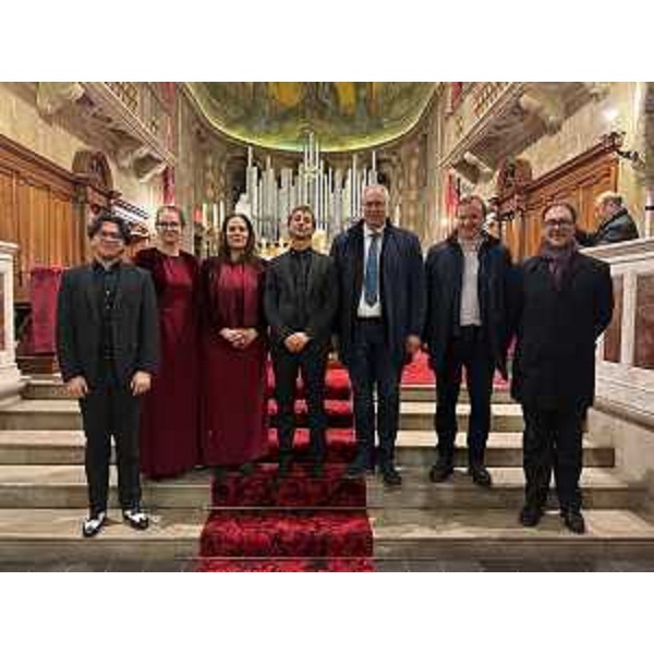 Il presidente Bordin, terzo da destra, accanto al consigliere Massimiliano Pozzo (secondo da destra) e ai protagonisti del concerto di Camino al Tagliamento - Il presidente Bordin, terzo da destra, accanto al consigliere Massimiliano Pozzo (secondo da destra) e ai protagonisti del concerto di Camino al Tagliamento