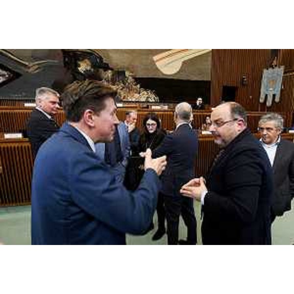 Budai (a sin. nella foto) a colloquio con il capogruppo del Pd, Diego Moretti - Budai (a sin. nella foto) a colloquio con il capogruppo del Pd, Diego Moretti