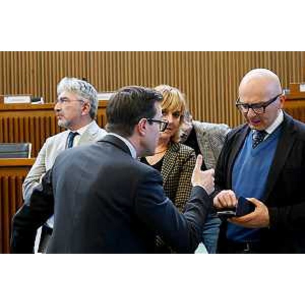 I consiglieri di Maggioranza durante una pausa: Igor Treleani (FdI) dialoga con Michele Lobianco (FI), Lucia Buna e Antonio Calligaris (Lega) - I consiglieri di Maggioranza durante una pausa: Igor Treleani (FdI) dialoga con Michele Lobianco (FI), Lucia Buna e Antonio Calligaris (Lega)