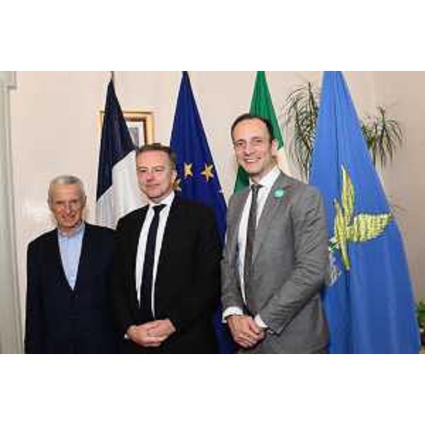 Da destra il governatore del Friuli Venezia Giulia Massimiliano Fedriga, l'ambasciatore di Francia in Italia Martin Briens e il console onorario Riccardo Illy. - Da destra il governatore del Friuli Venezia Giulia Massimiliano Fedriga, l'ambasciatore di Francia in Italia Martin Briens e il console onorario Riccardo Illy.