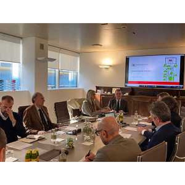 L'assessore regionale alle Infrastrutture e territorio Cristina Amirante all'incontro nella sede di Acciaierie Bertoli Safau (Abs) - L'assessore regionale alle Infrastrutture e territorio Cristina Amirante all'incontro nella sede di Acciaierie Bertoli Safau (Abs)