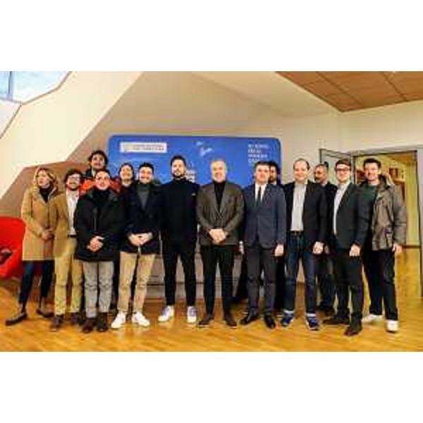 L'assessore alle Attività produttive del Friuli Venezia Giulia Sergio Emidio Bini con la delegazione di giovani imprenditori del Comitato imprenditoria giovanile della Camera di commercio di Pordenone-Udine. - L'assessore alle Attività produttive del Friuli Venezia Giulia Sergio Emidio Bini con la delegazione di giovani imprenditori del Comitato imprenditoria giovanile della Camera di commercio di Pordenone-Udine.