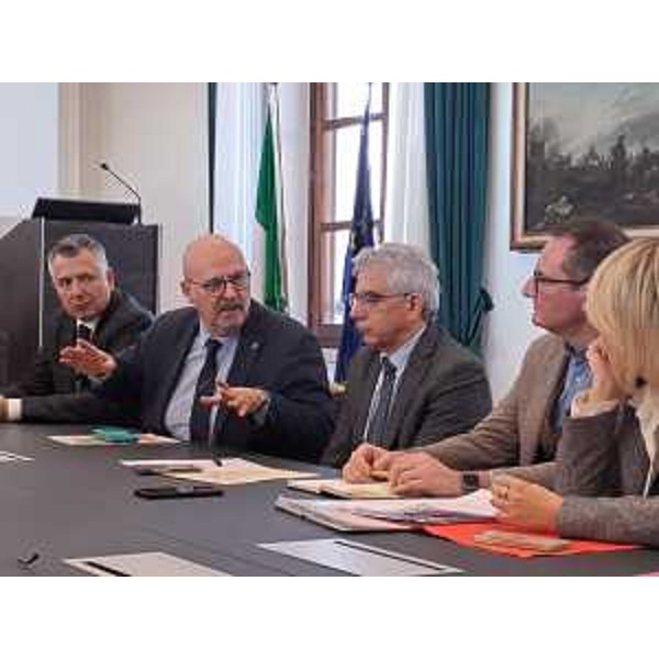 Lassessore regionale al Patrimonio Sebastiano Callari con il Prefetto di Udine Domenico Lione alla riunione sui disservizi della rete telefonica fissa, mobile e internet - Lassessore regionale al Patrimonio Sebastiano Callari con il Prefetto di Udine Domenico Lione alla riunione sui disservizi della rete telefonica fissa, mobile e internet