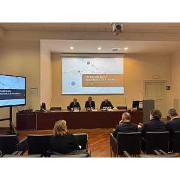 Lassessore regionale alla Sicurezza Pierpaolo Roberti durante la conferenza stampa di presentazione dei due bandi assieme al questore di Trieste Pietro Ostuni e al presidente della Camera di commercio Venezia Giulia Antonio Paoletti - Lassessore regionale alla Sicurezza Pierpaolo Roberti durante la conferenza stampa di presentazione dei due bandi assieme al questore di Trieste Pietro Ostuni e al presidente della Camera di commercio Venezia Giulia Antonio Paoletti