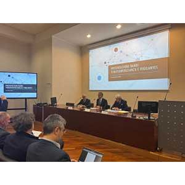 Lassessore regionale alla Sicurezza Pierpaolo Roberti durante la conferenza stampa di presentazione dei due bandi assieme al questore di Trieste Pietro Ostuni e al presidente della Camera di commercio Venezia Giulia Antonio Paoletti - Lassessore regionale alla Sicurezza Pierpaolo Roberti durante la conferenza stampa di presentazione dei due bandi assieme al questore di Trieste Pietro Ostuni e al presidente della Camera di commercio Venezia Giulia Antonio Paoletti