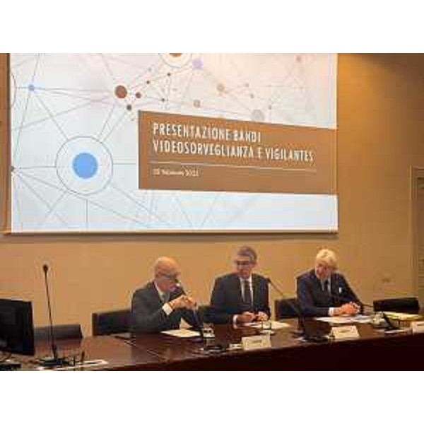 Lassessore regionale alla Sicurezza Pierpaolo Roberti durante la conferenza stampa di presentazione dei due bandi assieme al questore di Trieste Pietro Ostuni e al presidente della Camera di commercio Venezia Giulia Antonio Paoletti - Lassessore regionale alla Sicurezza Pierpaolo Roberti durante la conferenza stampa di presentazione dei due bandi assieme al questore di Trieste Pietro Ostuni e al presidente della Camera di commercio Venezia Giulia Antonio Paoletti