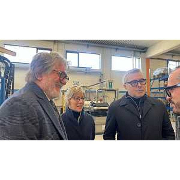 Gli assessori Bini e Zilli con il presidente di Eurolls Renato Railz nel corso della visita allo stabilimento di Villa Santina - Gli assessori Bini e Zilli con il presidente di Eurolls Renato Railz nel corso della visita allo stabilimento di Villa Santina